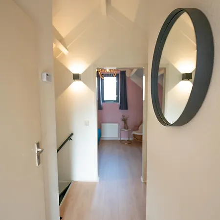 6p Vrijstaand Met Royale Tuin En Hottub Ferienhaus
