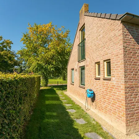 6p Vrijstaand Met Royale Tuin En Hottub Holiday home *