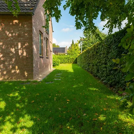 6p Vrijstaand Met Royale Tuin En Hottub Holiday home *