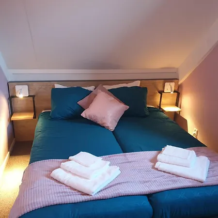 Semesterbostad Goldenescape 6p Vip Met Royale Tuin En Hottub