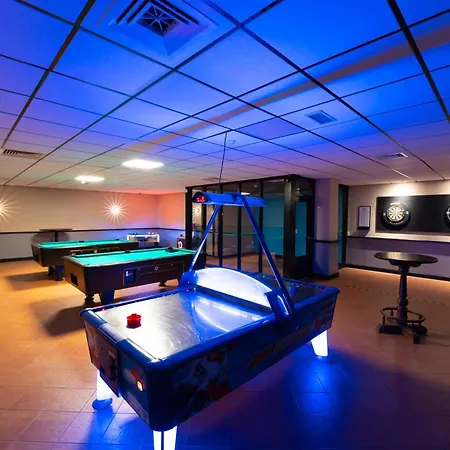 Semesterbostad Goldenescape 6p Vip Met Royale Tuin En Hottub